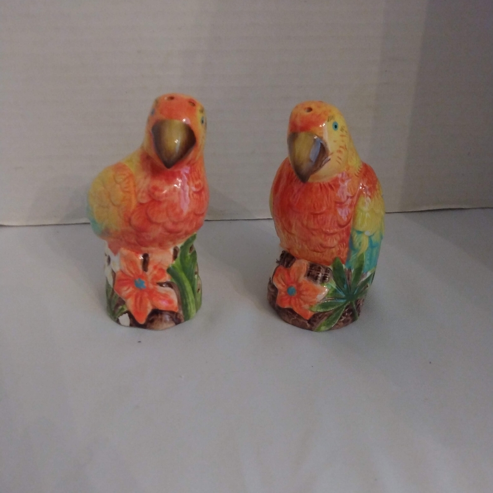Macaw Bird Pair Ceramic Tropical Salt & Pepper Set